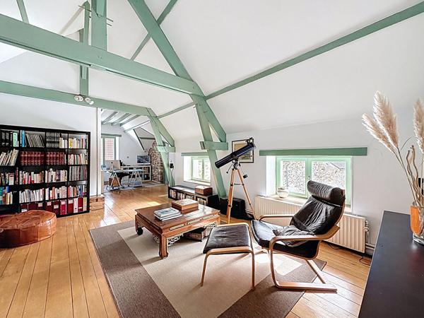 Demeure de charme située à Bassevelle - 260 m2 - pièce de vie de 100 m2 - 4 chambres - piscine couverte - garage et nombreux stationnements