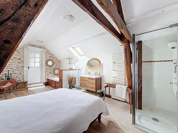 Demeure de charme située à Bassevelle - 260 m2 - pièce de vie de 100 m2 - 4 chambres - piscine couverte - garage et nombreux stationnements