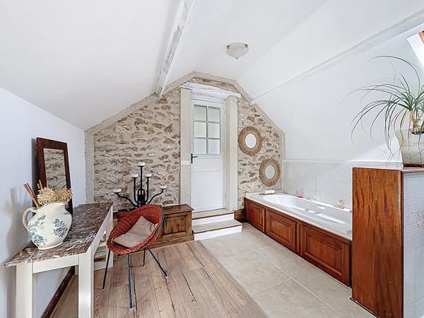 Demeure de charme située à Bassevelle - 260 m2 - pièce de vie de 100 m2 - 4 chambres - piscine couverte - garage et nombreux stationnements