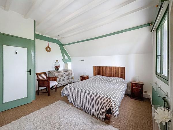 Demeure de charme située à Bassevelle - 260 m2 - pièce de vie de 100 m2 - 4 chambres - piscine couverte - garage et nombreux stationnements