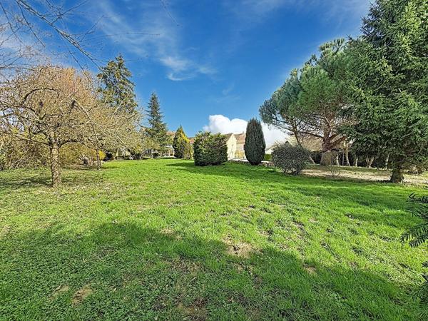 Demeure de charme située à Bassevelle - 260 m2 - pièce de vie de 100 m2 - 4 chambres - piscine couverte - garage et nombreux stationnements