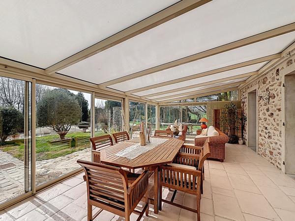 Demeure de charme située à Bassevelle - 260 m2 - pièce de vie de 100 m2 - 4 chambres - piscine couverte - garage et nombreux stationnements