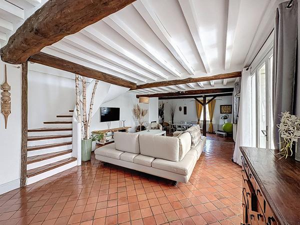 Demeure de charme située à Bassevelle - 260 m2 - pièce de vie de 100 m2 - 4 chambres - piscine couverte - garage et nombreux stationnements