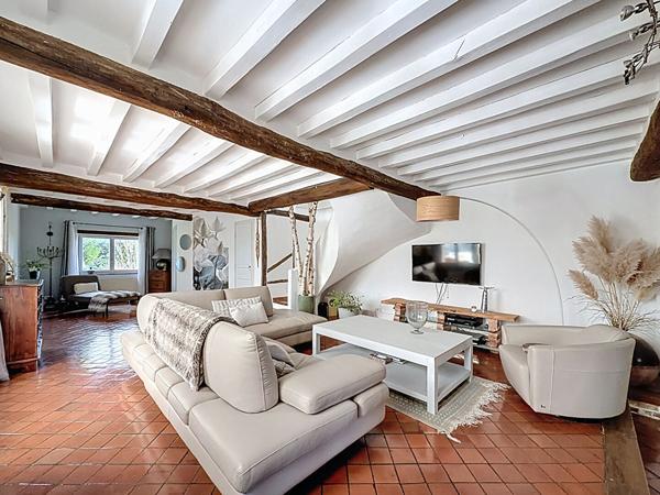 Demeure de charme située à Bassevelle - 260 m2 - pièce de vie de 100 m2 - 4 chambres - piscine couverte - garage et nombreux stationnements