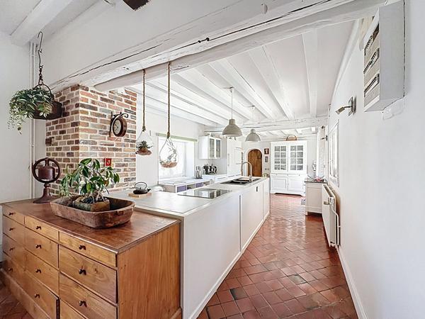 Demeure de charme située à Bassevelle - 260 m2 - pièce de vie de 100 m2 - 4 chambres - piscine couverte - garage et nombreux stationnements