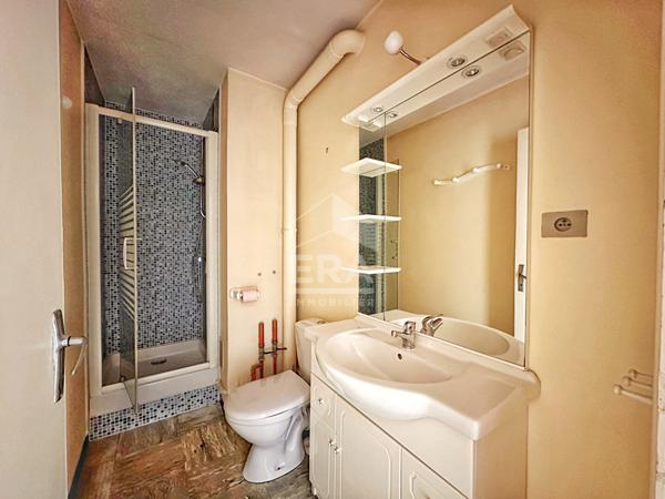 Studio dernier étage avec ascenseur garage et cave