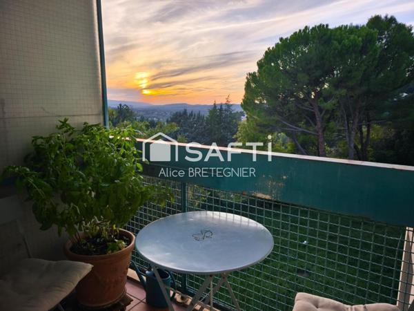 Appartement lumineux de 85m2 au deuxième étage.