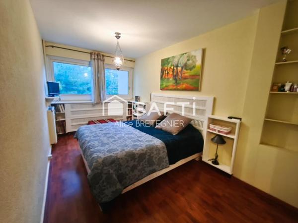 Appartement lumineux de 85m2 au deuxième étage.