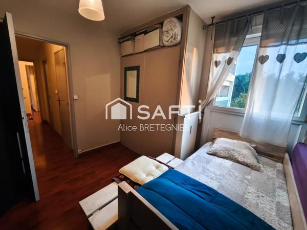 Appartement lumineux de 85m2 au deuxième étage.