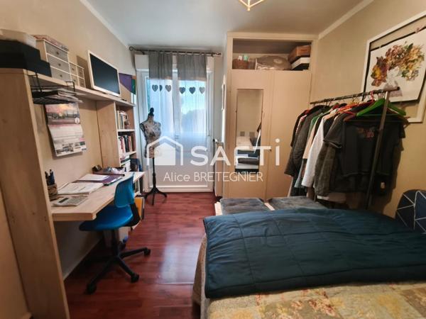 Appartement lumineux de 85m2 au deuxième étage.