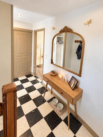 ✨ Une maison coup de cœur, clé en main, dans le secteur recherché de Bréquerecque, à proximité de la Liane !

Dès l’entrée, cette maison de 119 m² séduit par son ambiance chaleureuse, sa luminosité et ses beaux volumes. Ici, aucun travaux à prévoir : vous posez vos meubles et profitez !

La maison offre une belle et spacieuse pièce de vie, conviviale et lumineuse, ainsi qu’une cuisine aménagée et équipée, parfaitement intégrée à l’ensemble.

🌿 Un véritable plus au quotidien : les extérieurs sont accessibles aussi bien depuis le salon que depuis la cuisine, offrant une circulation très agréable entre intérieur et extérieur. Vous profitez ainsi de 3 terrasses, permettant de créer différents espaces pour déjeuner, recevoir ou simplement se détendre aux beaux jours.

À l’étage, l’espace nuit accueille 3 belles chambres ainsi qu’une belle salle de bains.

💫 Et la maison réserve encore une belle surprise : les combles entièrement aménagés, avec poutres apparentes et fenêtres de toit, offrent un superbe volume supplémentaire. Chambre, bureau, salle de jeux, espace détente ou salle de sport, chacun pourra se l’approprier selon ses envies.

Les atouts : 119 m² habitables • 3 chambres + combles aménagés • belle pièce de vie • cuisine aménagée et équipée • double accès aux extérieurs par le salon et la cuisine • 3 terrasses • cave • DPE D • aucun travaux à prévoir • secteur recherché de Bréquerecque, à proximité de la Liane.

❤️ Une maison chaleureuse, parfaitement entretenue et prête à vivre, avec de beaux volumes et des espaces extérieurs en cœur de ville.

📞 Un bien à découvrir rapidement. Contactez-moi pour organiser une visite !

Photos réelles du bien.