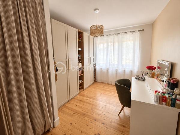 ✨ Une maison coup de cœur, clé en main, dans le secteur recherché de Bréquerecque, à proximité de la Liane !

Dès l’entrée, cette maison de 119 m² séduit par son ambiance chaleureuse, sa luminosité et ses beaux volumes. Ici, aucun travaux à prévoir : vous posez vos meubles et profitez !

La maison offre une belle et spacieuse pièce de vie, conviviale et lumineuse, ainsi qu’une cuisine aménagée et équipée, parfaitement intégrée à l’ensemble.

🌿 Un véritable plus au quotidien : les extérieurs sont accessibles aussi bien depuis le salon que depuis la cuisine, offrant une circulation très agréable entre intérieur et extérieur. Vous profitez ainsi de 3 terrasses, permettant de créer différents espaces pour déjeuner, recevoir ou simplement se détendre aux beaux jours.

À l’étage, l’espace nuit accueille 3 belles chambres ainsi qu’une belle salle de bains.

💫 Et la maison réserve encore une belle surprise : les combles entièrement aménagés, avec poutres apparentes et fenêtres de toit, offrent un superbe volume supplémentaire. Chambre, bureau, salle de jeux, espace détente ou salle de sport, chacun pourra se l’approprier selon ses envies.

Les atouts : 119 m² habitables • 3 chambres + combles aménagés • belle pièce de vie • cuisine aménagée et équipée • double accès aux extérieurs par le salon et la cuisine • 3 terrasses • cave • DPE D • aucun travaux à prévoir • secteur recherché de Bréquerecque, à proximité de la Liane.

❤️ Une maison chaleureuse, parfaitement entretenue et prête à vivre, avec de beaux volumes et des espaces extérieurs en cœur de ville.

📞 Un bien à découvrir rapidement. Contactez-moi pour organiser une visite !

Photos réelles du bien.