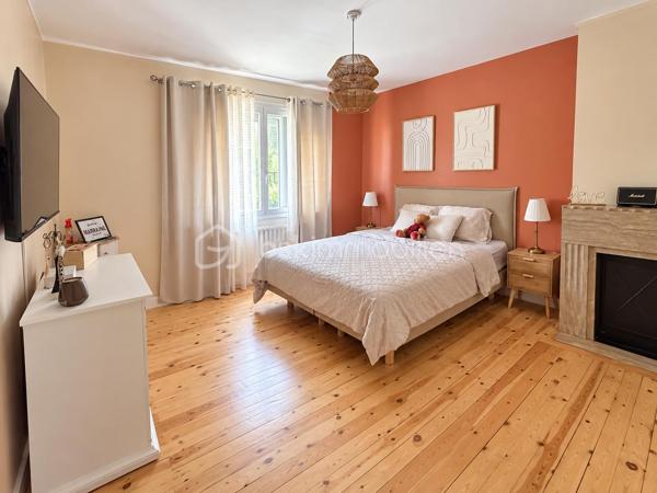 ✨ Une maison coup de cœur, clé en main, dans le secteur recherché de Bréquerecque, à proximité de la Liane !

Dès l’entrée, cette maison de 119 m² séduit par son ambiance chaleureuse, sa luminosité et ses beaux volumes. Ici, aucun travaux à prévoir : vous posez vos meubles et profitez !

La maison offre une belle et spacieuse pièce de vie, conviviale et lumineuse, ainsi qu’une cuisine aménagée et équipée, parfaitement intégrée à l’ensemble.

🌿 Un véritable plus au quotidien : les extérieurs sont accessibles aussi bien depuis le salon que depuis la cuisine, offrant une circulation très agréable entre intérieur et extérieur. Vous profitez ainsi de 3 terrasses, permettant de créer différents espaces pour déjeuner, recevoir ou simplement se détendre aux beaux jours.

À l’étage, l’espace nuit accueille 3 belles chambres ainsi qu’une belle salle de bains.

💫 Et la maison réserve encore une belle surprise : les combles entièrement aménagés, avec poutres apparentes et fenêtres de toit, offrent un superbe volume supplémentaire. Chambre, bureau, salle de jeux, espace détente ou salle de sport, chacun pourra se l’approprier selon ses envies.

Les atouts : 119 m² habitables • 3 chambres + combles aménagés • belle pièce de vie • cuisine aménagée et équipée • double accès aux extérieurs par le salon et la cuisine • 3 terrasses • cave • DPE D • aucun travaux à prévoir • secteur recherché de Bréquerecque, à proximité de la Liane.

❤️ Une maison chaleureuse, parfaitement entretenue et prête à vivre, avec de beaux volumes et des espaces extérieurs en cœur de ville.

📞 Un bien à découvrir rapidement. Contactez-moi pour organiser une visite !

Photos réelles du bien.