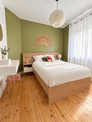 ✨ Une maison coup de cœur, clé en main, dans le secteur recherché de Bréquerecque, à proximité de la Liane !

Dès l’entrée, cette maison de 119 m² séduit par son ambiance chaleureuse, sa luminosité et ses beaux volumes. Ici, aucun travaux à prévoir : vous posez vos meubles et profitez !

La maison offre une belle et spacieuse pièce de vie, conviviale et lumineuse, ainsi qu’une cuisine aménagée et équipée, parfaitement intégrée à l’ensemble.

🌿 Un véritable plus au quotidien : les extérieurs sont accessibles aussi bien depuis le salon que depuis la cuisine, offrant une circulation très agréable entre intérieur et extérieur. Vous profitez ainsi de 3 terrasses, permettant de créer différents espaces pour déjeuner, recevoir ou simplement se détendre aux beaux jours.

À l’étage, l’espace nuit accueille 3 belles chambres ainsi qu’une belle salle de bains.

💫 Et la maison réserve encore une belle surprise : les combles entièrement aménagés, avec poutres apparentes et fenêtres de toit, offrent un superbe volume supplémentaire. Chambre, bureau, salle de jeux, espace détente ou salle de sport, chacun pourra se l’approprier selon ses envies.

Les atouts : 119 m² habitables • 3 chambres + combles aménagés • belle pièce de vie • cuisine aménagée et équipée • double accès aux extérieurs par le salon et la cuisine • 3 terrasses • cave • DPE D • aucun travaux à prévoir • secteur recherché de Bréquerecque, à proximité de la Liane.

❤️ Une maison chaleureuse, parfaitement entretenue et prête à vivre, avec de beaux volumes et des espaces extérieurs en cœur de ville.

📞 Un bien à découvrir rapidement. Contactez-moi pour organiser une visite !

Photos réelles du bien.