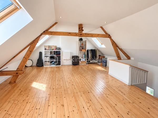 ✨ Une maison coup de cœur, clé en main, dans le secteur recherché de Bréquerecque, à proximité de la Liane !

Dès l’entrée, cette maison de 119 m² séduit par son ambiance chaleureuse, sa luminosité et ses beaux volumes. Ici, aucun travaux à prévoir : vous posez vos meubles et profitez !

La maison offre une belle et spacieuse pièce de vie, conviviale et lumineuse, ainsi qu’une cuisine aménagée et équipée, parfaitement intégrée à l’ensemble.

🌿 Un véritable plus au quotidien : les extérieurs sont accessibles aussi bien depuis le salon que depuis la cuisine, offrant une circulation très agréable entre intérieur et extérieur. Vous profitez ainsi de 3 terrasses, permettant de créer différents espaces pour déjeuner, recevoir ou simplement se détendre aux beaux jours.

À l’étage, l’espace nuit accueille 3 belles chambres ainsi qu’une belle salle de bains.

💫 Et la maison réserve encore une belle surprise : les combles entièrement aménagés, avec poutres apparentes et fenêtres de toit, offrent un superbe volume supplémentaire. Chambre, bureau, salle de jeux, espace détente ou salle de sport, chacun pourra se l’approprier selon ses envies.

Les atouts : 119 m² habitables • 3 chambres + combles aménagés • belle pièce de vie • cuisine aménagée et équipée • double accès aux extérieurs par le salon et la cuisine • 3 terrasses • cave • DPE D • aucun travaux à prévoir • secteur recherché de Bréquerecque, à proximité de la Liane.

❤️ Une maison chaleureuse, parfaitement entretenue et prête à vivre, avec de beaux volumes et des espaces extérieurs en cœur de ville.

📞 Un bien à découvrir rapidement. Contactez-moi pour organiser une visite !

Photos réelles du bien.
