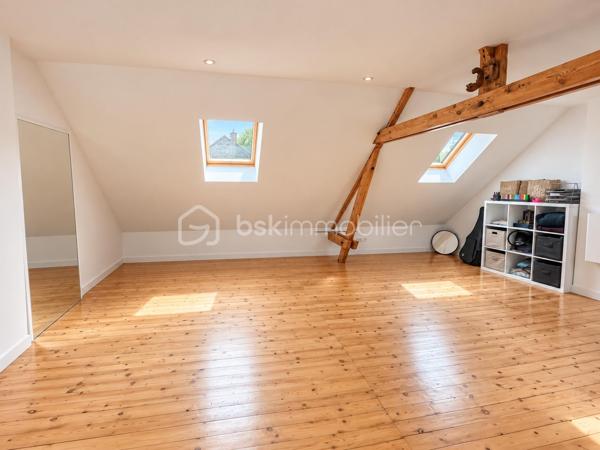 ✨ Une maison coup de cœur, clé en main, dans le secteur recherché de Bréquerecque, à proximité de la Liane !

Dès l’entrée, cette maison de 119 m² séduit par son ambiance chaleureuse, sa luminosité et ses beaux volumes. Ici, aucun travaux à prévoir : vous posez vos meubles et profitez !

La maison offre une belle et spacieuse pièce de vie, conviviale et lumineuse, ainsi qu’une cuisine aménagée et équipée, parfaitement intégrée à l’ensemble.

🌿 Un véritable plus au quotidien : les extérieurs sont accessibles aussi bien depuis le salon que depuis la cuisine, offrant une circulation très agréable entre intérieur et extérieur. Vous profitez ainsi de 3 terrasses, permettant de créer différents espaces pour déjeuner, recevoir ou simplement se détendre aux beaux jours.

À l’étage, l’espace nuit accueille 3 belles chambres ainsi qu’une belle salle de bains.

💫 Et la maison réserve encore une belle surprise : les combles entièrement aménagés, avec poutres apparentes et fenêtres de toit, offrent un superbe volume supplémentaire. Chambre, bureau, salle de jeux, espace détente ou salle de sport, chacun pourra se l’approprier selon ses envies.

Les atouts : 119 m² habitables • 3 chambres + combles aménagés • belle pièce de vie • cuisine aménagée et équipée • double accès aux extérieurs par le salon et la cuisine • 3 terrasses • cave • DPE D • aucun travaux à prévoir • secteur recherché de Bréquerecque, à proximité de la Liane.

❤️ Une maison chaleureuse, parfaitement entretenue et prête à vivre, avec de beaux volumes et des espaces extérieurs en cœur de ville.

📞 Un bien à découvrir rapidement. Contactez-moi pour organiser une visite !

Photos réelles du bien.
