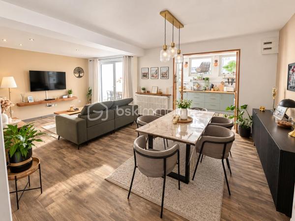 ✨ Une maison coup de cœur, clé en main, dans le secteur recherché de Bréquerecque, à proximité de la Liane !

Dès l’entrée, cette maison de 119 m² séduit par son ambiance chaleureuse, sa luminosité et ses beaux volumes. Ici, aucun travaux à prévoir : vous posez vos meubles et profitez !

La maison offre une belle et spacieuse pièce de vie, conviviale et lumineuse, ainsi qu’une cuisine aménagée et équipée, parfaitement intégrée à l’ensemble.

🌿 Un véritable plus au quotidien : les extérieurs sont accessibles aussi bien depuis le salon que depuis la cuisine, offrant une circulation très agréable entre intérieur et extérieur. Vous profitez ainsi de 3 terrasses, permettant de créer différents espaces pour déjeuner, recevoir ou simplement se détendre aux beaux jours.

À l’étage, l’espace nuit accueille 3 belles chambres ainsi qu’une belle salle de bains.

💫 Et la maison réserve encore une belle surprise : les combles entièrement aménagés, avec poutres apparentes et fenêtres de toit, offrent un superbe volume supplémentaire. Chambre, bureau, salle de jeux, espace détente ou salle de sport, chacun pourra se l’approprier selon ses envies.

Les atouts : 119 m² habitables • 3 chambres + combles aménagés • belle pièce de vie • cuisine aménagée et équipée • double accès aux extérieurs par le salon et la cuisine • 3 terrasses • cave • DPE D • aucun travaux à prévoir • secteur recherché de Bréquerecque, à proximité de la Liane.

❤️ Une maison chaleureuse, parfaitement entretenue et prête à vivre, avec de beaux volumes et des espaces extérieurs en cœur de ville.

📞 Un bien à découvrir rapidement. Contactez-moi pour organiser une visite !

Photos réelles du bien.