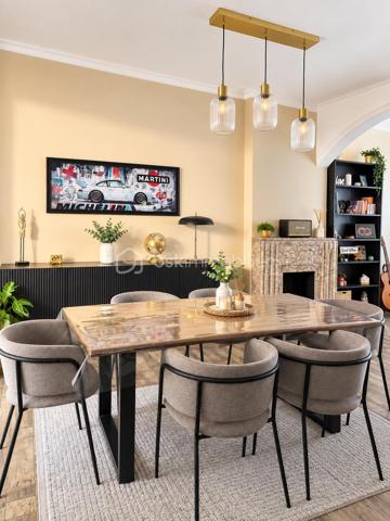 ✨ Une maison coup de cœur, clé en main, dans le secteur recherché de Bréquerecque, à proximité de la Liane !

Dès l’entrée, cette maison de 119 m² séduit par son ambiance chaleureuse, sa luminosité et ses beaux volumes. Ici, aucun travaux à prévoir : vous posez vos meubles et profitez !

La maison offre une belle et spacieuse pièce de vie, conviviale et lumineuse, ainsi qu’une cuisine aménagée et équipée, parfaitement intégrée à l’ensemble.

🌿 Un véritable plus au quotidien : les extérieurs sont accessibles aussi bien depuis le salon que depuis la cuisine, offrant une circulation très agréable entre intérieur et extérieur. Vous profitez ainsi de 3 terrasses, permettant de créer différents espaces pour déjeuner, recevoir ou simplement se détendre aux beaux jours.

À l’étage, l’espace nuit accueille 3 belles chambres ainsi qu’une belle salle de bains.

💫 Et la maison réserve encore une belle surprise : les combles entièrement aménagés, avec poutres apparentes et fenêtres de toit, offrent un superbe volume supplémentaire. Chambre, bureau, salle de jeux, espace détente ou salle de sport, chacun pourra se l’approprier selon ses envies.

Les atouts : 119 m² habitables • 3 chambres + combles aménagés • belle pièce de vie • cuisine aménagée et équipée • double accès aux extérieurs par le salon et la cuisine • 3 terrasses • cave • DPE D • aucun travaux à prévoir • secteur recherché de Bréquerecque, à proximité de la Liane.

❤️ Une maison chaleureuse, parfaitement entretenue et prête à vivre, avec de beaux volumes et des espaces extérieurs en cœur de ville.

📞 Un bien à découvrir rapidement. Contactez-moi pour organiser une visite !

Photos réelles du bien.