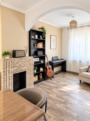 ✨ Une maison coup de cœur, clé en main, dans le secteur recherché de Bréquerecque, à proximité de la Liane !

Dès l’entrée, cette maison de 119 m² séduit par son ambiance chaleureuse, sa luminosité et ses beaux volumes. Ici, aucun travaux à prévoir : vous posez vos meubles et profitez !

La maison offre une belle et spacieuse pièce de vie, conviviale et lumineuse, ainsi qu’une cuisine aménagée et équipée, parfaitement intégrée à l’ensemble.

🌿 Un véritable plus au quotidien : les extérieurs sont accessibles aussi bien depuis le salon que depuis la cuisine, offrant une circulation très agréable entre intérieur et extérieur. Vous profitez ainsi de 3 terrasses, permettant de créer différents espaces pour déjeuner, recevoir ou simplement se détendre aux beaux jours.

À l’étage, l’espace nuit accueille 3 belles chambres ainsi qu’une belle salle de bains.

💫 Et la maison réserve encore une belle surprise : les combles entièrement aménagés, avec poutres apparentes et fenêtres de toit, offrent un superbe volume supplémentaire. Chambre, bureau, salle de jeux, espace détente ou salle de sport, chacun pourra se l’approprier selon ses envies.

Les atouts : 119 m² habitables • 3 chambres + combles aménagés • belle pièce de vie • cuisine aménagée et équipée • double accès aux extérieurs par le salon et la cuisine • 3 terrasses • cave • DPE D • aucun travaux à prévoir • secteur recherché de Bréquerecque, à proximité de la Liane.

❤️ Une maison chaleureuse, parfaitement entretenue et prête à vivre, avec de beaux volumes et des espaces extérieurs en cœur de ville.

📞 Un bien à découvrir rapidement. Contactez-moi pour organiser une visite !

Photos réelles du bien.