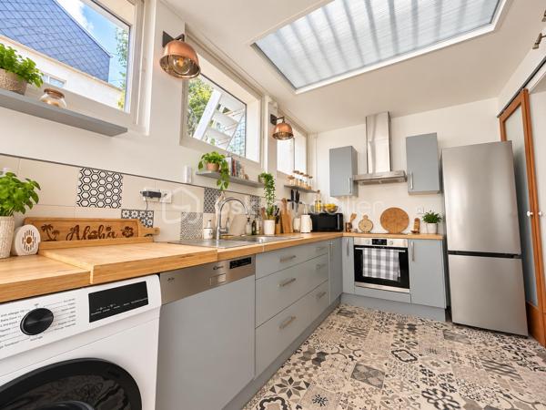 ✨ Une maison coup de cœur, clé en main, dans le secteur recherché de Bréquerecque, à proximité de la Liane !

Dès l’entrée, cette maison de 119 m² séduit par son ambiance chaleureuse, sa luminosité et ses beaux volumes. Ici, aucun travaux à prévoir : vous posez vos meubles et profitez !

La maison offre une belle et spacieuse pièce de vie, conviviale et lumineuse, ainsi qu’une cuisine aménagée et équipée, parfaitement intégrée à l’ensemble.

🌿 Un véritable plus au quotidien : les extérieurs sont accessibles aussi bien depuis le salon que depuis la cuisine, offrant une circulation très agréable entre intérieur et extérieur. Vous profitez ainsi de 3 terrasses, permettant de créer différents espaces pour déjeuner, recevoir ou simplement se détendre aux beaux jours.

À l’étage, l’espace nuit accueille 3 belles chambres ainsi qu’une belle salle de bains.

💫 Et la maison réserve encore une belle surprise : les combles entièrement aménagés, avec poutres apparentes et fenêtres de toit, offrent un superbe volume supplémentaire. Chambre, bureau, salle de jeux, espace détente ou salle de sport, chacun pourra se l’approprier selon ses envies.

Les atouts : 119 m² habitables • 3 chambres + combles aménagés • belle pièce de vie • cuisine aménagée et équipée • double accès aux extérieurs par le salon et la cuisine • 3 terrasses • cave • DPE D • aucun travaux à prévoir • secteur recherché de Bréquerecque, à proximité de la Liane.

❤️ Une maison chaleureuse, parfaitement entretenue et prête à vivre, avec de beaux volumes et des espaces extérieurs en cœur de ville.

📞 Un bien à découvrir rapidement. Contactez-moi pour organiser une visite !

Photos réelles du bien.