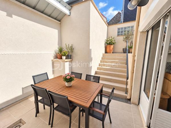 ✨ Une maison coup de cœur, clé en main, dans le secteur recherché de Bréquerecque, à proximité de la Liane !

Dès l’entrée, cette maison de 119 m² séduit par son ambiance chaleureuse, sa luminosité et ses beaux volumes. Ici, aucun travaux à prévoir : vous posez vos meubles et profitez !

La maison offre une belle et spacieuse pièce de vie, conviviale et lumineuse, ainsi qu’une cuisine aménagée et équipée, parfaitement intégrée à l’ensemble.

🌿 Un véritable plus au quotidien : les extérieurs sont accessibles aussi bien depuis le salon que depuis la cuisine, offrant une circulation très agréable entre intérieur et extérieur. Vous profitez ainsi de 3 terrasses, permettant de créer différents espaces pour déjeuner, recevoir ou simplement se détendre aux beaux jours.

À l’étage, l’espace nuit accueille 3 belles chambres ainsi qu’une belle salle de bains.

💫 Et la maison réserve encore une belle surprise : les combles entièrement aménagés, avec poutres apparentes et fenêtres de toit, offrent un superbe volume supplémentaire. Chambre, bureau, salle de jeux, espace détente ou salle de sport, chacun pourra se l’approprier selon ses envies.

Les atouts : 119 m² habitables • 3 chambres + combles aménagés • belle pièce de vie • cuisine aménagée et équipée • double accès aux extérieurs par le salon et la cuisine • 3 terrasses • cave • DPE D • aucun travaux à prévoir • secteur recherché de Bréquerecque, à proximité de la Liane.

❤️ Une maison chaleureuse, parfaitement entretenue et prête à vivre, avec de beaux volumes et des espaces extérieurs en cœur de ville.

📞 Un bien à découvrir rapidement. Contactez-moi pour organiser une visite !

Photos réelles du bien.