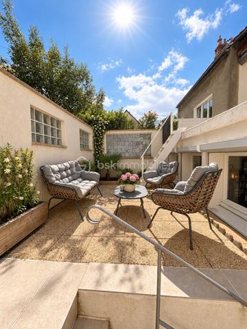 ✨ Une maison coup de cœur, clé en main, dans le secteur recherché de Bréquerecque, à proximité de la Liane !

Dès l’entrée, cette maison de 119 m² séduit par son ambiance chaleureuse, sa luminosité et ses beaux volumes. Ici, aucun travaux à prévoir : vous posez vos meubles et profitez !

La maison offre une belle et spacieuse pièce de vie, conviviale et lumineuse, ainsi qu’une cuisine aménagée et équipée, parfaitement intégrée à l’ensemble.

🌿 Un véritable plus au quotidien : les extérieurs sont accessibles aussi bien depuis le salon que depuis la cuisine, offrant une circulation très agréable entre intérieur et extérieur. Vous profitez ainsi de 3 terrasses, permettant de créer différents espaces pour déjeuner, recevoir ou simplement se détendre aux beaux jours.

À l’étage, l’espace nuit accueille 3 belles chambres ainsi qu’une belle salle de bains.

💫 Et la maison réserve encore une belle surprise : les combles entièrement aménagés, avec poutres apparentes et fenêtres de toit, offrent un superbe volume supplémentaire. Chambre, bureau, salle de jeux, espace détente ou salle de sport, chacun pourra se l’approprier selon ses envies.

Les atouts : 119 m² habitables • 3 chambres + combles aménagés • belle pièce de vie • cuisine aménagée et équipée • double accès aux extérieurs par le salon et la cuisine • 3 terrasses • cave • DPE D • aucun travaux à prévoir • secteur recherché de Bréquerecque, à proximité de la Liane.

❤️ Une maison chaleureuse, parfaitement entretenue et prête à vivre, avec de beaux volumes et des espaces extérieurs en cœur de ville.

📞 Un bien à découvrir rapidement. Contactez-moi pour organiser une visite !

Photos réelles du bien.