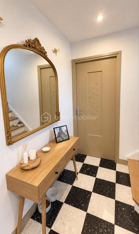 ✨ Une maison coup de cœur, clé en main, dans le secteur recherché de Bréquerecque, à proximité de la Liane !

Dès l’entrée, cette maison de 119 m² séduit par son ambiance chaleureuse, sa luminosité et ses beaux volumes. Ici, aucun travaux à prévoir : vous posez vos meubles et profitez !

La maison offre une belle et spacieuse pièce de vie, conviviale et lumineuse, ainsi qu’une cuisine aménagée et équipée, parfaitement intégrée à l’ensemble.

🌿 Un véritable plus au quotidien : les extérieurs sont accessibles aussi bien depuis le salon que depuis la cuisine, offrant une circulation très agréable entre intérieur et extérieur. Vous profitez ainsi de 3 terrasses, permettant de créer différents espaces pour déjeuner, recevoir ou simplement se détendre aux beaux jours.

À l’étage, l’espace nuit accueille 3 belles chambres ainsi qu’une belle salle de bains.

💫 Et la maison réserve encore une belle surprise : les combles entièrement aménagés, avec poutres apparentes et fenêtres de toit, offrent un superbe volume supplémentaire. Chambre, bureau, salle de jeux, espace détente ou salle de sport, chacun pourra se l’approprier selon ses envies.

Les atouts : 119 m² habitables • 3 chambres + combles aménagés • belle pièce de vie • cuisine aménagée et équipée • double accès aux extérieurs par le salon et la cuisine • 3 terrasses • cave • DPE D • aucun travaux à prévoir • secteur recherché de Bréquerecque, à proximité de la Liane.

❤️ Une maison chaleureuse, parfaitement entretenue et prête à vivre, avec de beaux volumes et des espaces extérieurs en cœur de ville.

📞 Un bien à découvrir rapidement. Contactez-moi pour organiser une visite !

Photos réelles du bien.