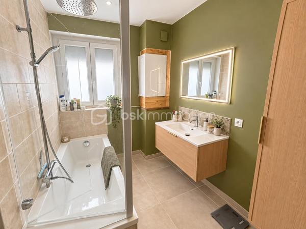 ✨ Une maison coup de cœur, clé en main, dans le secteur recherché de Bréquerecque, à proximité de la Liane !

Dès l’entrée, cette maison de 119 m² séduit par son ambiance chaleureuse, sa luminosité et ses beaux volumes. Ici, aucun travaux à prévoir : vous posez vos meubles et profitez !

La maison offre une belle et spacieuse pièce de vie, conviviale et lumineuse, ainsi qu’une cuisine aménagée et équipée, parfaitement intégrée à l’ensemble.

🌿 Un véritable plus au quotidien : les extérieurs sont accessibles aussi bien depuis le salon que depuis la cuisine, offrant une circulation très agréable entre intérieur et extérieur. Vous profitez ainsi de 3 terrasses, permettant de créer différents espaces pour déjeuner, recevoir ou simplement se détendre aux beaux jours.

À l’étage, l’espace nuit accueille 3 belles chambres ainsi qu’une belle salle de bains.

💫 Et la maison réserve encore une belle surprise : les combles entièrement aménagés, avec poutres apparentes et fenêtres de toit, offrent un superbe volume supplémentaire. Chambre, bureau, salle de jeux, espace détente ou salle de sport, chacun pourra se l’approprier selon ses envies.

Les atouts : 119 m² habitables • 3 chambres + combles aménagés • belle pièce de vie • cuisine aménagée et équipée • double accès aux extérieurs par le salon et la cuisine • 3 terrasses • cave • DPE D • aucun travaux à prévoir • secteur recherché de Bréquerecque, à proximité de la Liane.

❤️ Une maison chaleureuse, parfaitement entretenue et prête à vivre, avec de beaux volumes et des espaces extérieurs en cœur de ville.

📞 Un bien à découvrir rapidement. Contactez-moi pour organiser une visite !

Photos réelles du bien.