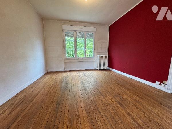 Maison d'habitation située à ALENCON (93m²) - 5 pièces avec terrain.