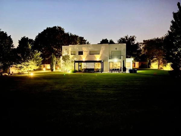 Propriété d’architecte de 285 m² sur parc paysager de 2900 m²