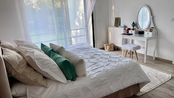 Propriété d’architecte de 285 m² sur parc paysager de 2900 m²