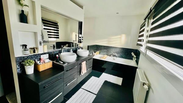 Propriété d’architecte de 285 m² sur parc paysager de 2900 m²