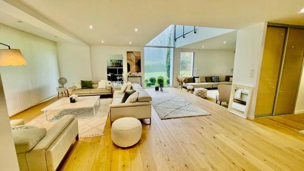 Propriété d’architecte de 285 m² sur parc paysager de 2900 m²