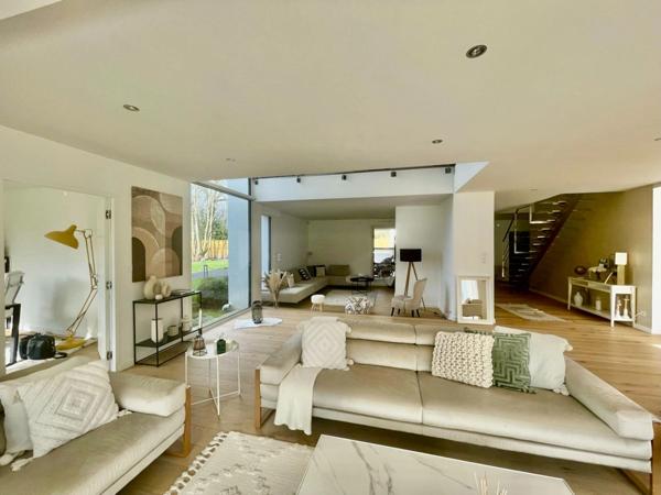 Propriété d’architecte de 285 m² sur parc paysager de 2900 m²