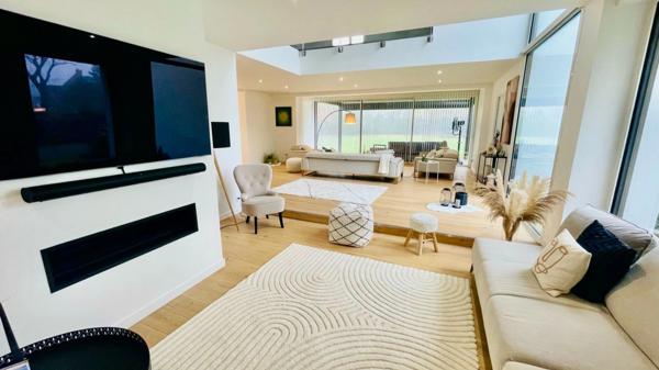 Propriété d’architecte de 285 m² sur parc paysager de 2900 m²