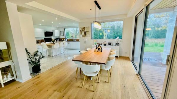 Propriété d’architecte de 285 m² sur parc paysager de 2900 m²