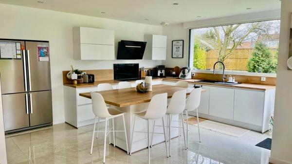 Propriété d’architecte de 285 m² sur parc paysager de 2900 m²