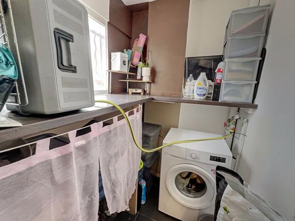 T2 bis en rez-de-jardin avec terrasse et bureau, quartier Clément-Ville