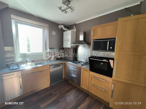 Superbe appartement F5/F6 entièrement rénové – Proche Place Saint-Joseph

Un appartement familial aux beaux volumes, idéal pour le télétravail, à proximité de la gare, du centre-ville et de toutes les commodités !

Idéalement situé à proximité immédiate de la Place Saint-Joseph, découvrez ce magnifique appartement F5/F6 entièrement rénové avec soin, offrant de beaux volumes, une belle luminosité et un agencement particulièrement fonctionnel.

Situé au 1er étage d'une petite copropriété de seulement 4 logements, cet appartement constitue un cadre de vie agréable et confortable, aussi bien pour une famille que pour un couple à la recherche d'espace.

Dès l'entrée, vous découvrirez une cuisine moderne entièrement équipée, ainsi qu'un vaste double salon-séjour, chaleureux et lumineux, idéal pour recevoir famille et amis ou simplement profiter d'un bel espace de vie au quotidien.

Un espace nuit modulable et adapté au télétravail

L'espace nuit se compose de quatre chambres, offrant de nombreuses possibilités d'aménagement.

Deux chambres indépendantes sont situées de part et d'autre du couloir, tandis que deux chambres supplémentaires, disposées en enfilade, peuvent être facilement adaptées selon vos besoins : chambre d'enfant, chambre d'amis, dressing ou bureau.

L'une de ces pièces peut notamment constituer un véritable espace bureau/dressing, particulièrement adapté aux personnes souhaitant travailler régulièrement ou à temps plein en télétravail, avec la possibilité de créer un espace de travail confortable, calme et séparé des pièces de vie.

La salle de bains dispose d'une douche, d'une baignoire et d'un meuble double vasque. Un WC séparé ainsi qu'un espace débarras complètent l'ensemble.

Des annexes pratiques et un agréable espace extérieur

Côté rangement, vous bénéficierez d'un grenier et d'une cave privatifs, offrant des espaces de stockage supplémentaires particulièrement appréciables au quotidien.

À l'arrière du bâtiment, un vaste jardin commun vient compléter les prestations de ce bien. Véritable havre de paix, cet espace verdoyant permet de profiter pleinement des beaux jours, de déjeuner à l'extérieur, de partager un repas en famille ou entre amis, ou tout simplement de se détendre à l'ombre des arbres.

Un emplacement recherché

L'appartement bénéficie également d'une situation particulièrement pratique, à proximité de la gare de Colmar, du centre-ville et de l'ensemble des commodités nécessaires au quotidien : commerces, services, écoles, transports et autres infrastructures.

Vous pourrez ainsi profiter d'un environnement agréable tout en ayant facilement accès au centre-ville et aux principaux points d'intérêt de Colmar.

Un bien rare sur le secteur, réunissant le charme de l'ancien, le confort d'une rénovation récente, de généreux volumes, un espace extérieur agréable et une localisation privilégiée.

À découvrir sans tarder !