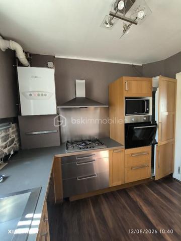 Superbe appartement F5/F6 entièrement rénové – Proche Place Saint-Joseph

Un appartement familial aux beaux volumes, idéal pour le télétravail, à proximité de la gare, du centre-ville et de toutes les commodités !

Idéalement situé à proximité immédiate de la Place Saint-Joseph, découvrez ce magnifique appartement F5/F6 entièrement rénové avec soin, offrant de beaux volumes, une belle luminosité et un agencement particulièrement fonctionnel.

Situé au 1er étage d'une petite copropriété de seulement 4 logements, cet appartement constitue un cadre de vie agréable et confortable, aussi bien pour une famille que pour un couple à la recherche d'espace.

Dès l'entrée, vous découvrirez une cuisine moderne entièrement équipée, ainsi qu'un vaste double salon-séjour, chaleureux et lumineux, idéal pour recevoir famille et amis ou simplement profiter d'un bel espace de vie au quotidien.

Un espace nuit modulable et adapté au télétravail

L'espace nuit se compose de quatre chambres, offrant de nombreuses possibilités d'aménagement.

Deux chambres indépendantes sont situées de part et d'autre du couloir, tandis que deux chambres supplémentaires, disposées en enfilade, peuvent être facilement adaptées selon vos besoins : chambre d'enfant, chambre d'amis, dressing ou bureau.

L'une de ces pièces peut notamment constituer un véritable espace bureau/dressing, particulièrement adapté aux personnes souhaitant travailler régulièrement ou à temps plein en télétravail, avec la possibilité de créer un espace de travail confortable, calme et séparé des pièces de vie.

La salle de bains dispose d'une douche, d'une baignoire et d'un meuble double vasque. Un WC séparé ainsi qu'un espace débarras complètent l'ensemble.

Des annexes pratiques et un agréable espace extérieur

Côté rangement, vous bénéficierez d'un grenier et d'une cave privatifs, offrant des espaces de stockage supplémentaires particulièrement appréciables au quotidien.

À l'arrière du bâtiment, un vaste jardin commun vient compléter les prestations de ce bien. Véritable havre de paix, cet espace verdoyant permet de profiter pleinement des beaux jours, de déjeuner à l'extérieur, de partager un repas en famille ou entre amis, ou tout simplement de se détendre à l'ombre des arbres.

Un emplacement recherché

L'appartement bénéficie également d'une situation particulièrement pratique, à proximité de la gare de Colmar, du centre-ville et de l'ensemble des commodités nécessaires au quotidien : commerces, services, écoles, transports et autres infrastructures.

Vous pourrez ainsi profiter d'un environnement agréable tout en ayant facilement accès au centre-ville et aux principaux points d'intérêt de Colmar.

Un bien rare sur le secteur, réunissant le charme de l'ancien, le confort d'une rénovation récente, de généreux volumes, un espace extérieur agréable et une localisation privilégiée.

À découvrir sans tarder !