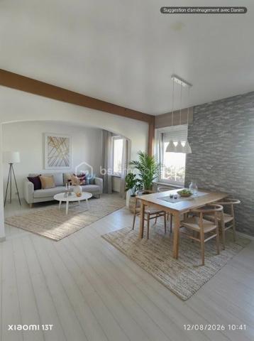 Superbe appartement F5/F6 entièrement rénové – Proche Place Saint-Joseph

Un appartement familial aux beaux volumes, idéal pour le télétravail, à proximité de la gare, du centre-ville et de toutes les commodités !

Idéalement situé à proximité immédiate de la Place Saint-Joseph, découvrez ce magnifique appartement F5/F6 entièrement rénové avec soin, offrant de beaux volumes, une belle luminosité et un agencement particulièrement fonctionnel.

Situé au 1er étage d'une petite copropriété de seulement 4 logements, cet appartement constitue un cadre de vie agréable et confortable, aussi bien pour une famille que pour un couple à la recherche d'espace.

Dès l'entrée, vous découvrirez une cuisine moderne entièrement équipée, ainsi qu'un vaste double salon-séjour, chaleureux et lumineux, idéal pour recevoir famille et amis ou simplement profiter d'un bel espace de vie au quotidien.

Un espace nuit modulable et adapté au télétravail

L'espace nuit se compose de quatre chambres, offrant de nombreuses possibilités d'aménagement.

Deux chambres indépendantes sont situées de part et d'autre du couloir, tandis que deux chambres supplémentaires, disposées en enfilade, peuvent être facilement adaptées selon vos besoins : chambre d'enfant, chambre d'amis, dressing ou bureau.

L'une de ces pièces peut notamment constituer un véritable espace bureau/dressing, particulièrement adapté aux personnes souhaitant travailler régulièrement ou à temps plein en télétravail, avec la possibilité de créer un espace de travail confortable, calme et séparé des pièces de vie.

La salle de bains dispose d'une douche, d'une baignoire et d'un meuble double vasque. Un WC séparé ainsi qu'un espace débarras complètent l'ensemble.

Des annexes pratiques et un agréable espace extérieur

Côté rangement, vous bénéficierez d'un grenier et d'une cave privatifs, offrant des espaces de stockage supplémentaires particulièrement appréciables au quotidien.

À l'arrière du bâtiment, un vaste jardin commun vient compléter les prestations de ce bien. Véritable havre de paix, cet espace verdoyant permet de profiter pleinement des beaux jours, de déjeuner à l'extérieur, de partager un repas en famille ou entre amis, ou tout simplement de se détendre à l'ombre des arbres.

Un emplacement recherché

L'appartement bénéficie également d'une situation particulièrement pratique, à proximité de la gare de Colmar, du centre-ville et de l'ensemble des commodités nécessaires au quotidien : commerces, services, écoles, transports et autres infrastructures.

Vous pourrez ainsi profiter d'un environnement agréable tout en ayant facilement accès au centre-ville et aux principaux points d'intérêt de Colmar.

Un bien rare sur le secteur, réunissant le charme de l'ancien, le confort d'une rénovation récente, de généreux volumes, un espace extérieur agréable et une localisation privilégiée.

À découvrir sans tarder !
