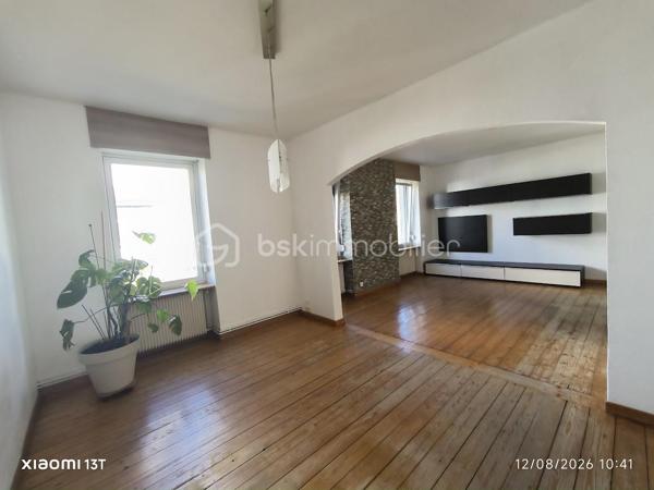 Superbe appartement F5/F6 entièrement rénové – Proche Place Saint-Joseph

Un appartement familial aux beaux volumes, idéal pour le télétravail, à proximité de la gare, du centre-ville et de toutes les commodités !

Idéalement situé à proximité immédiate de la Place Saint-Joseph, découvrez ce magnifique appartement F5/F6 entièrement rénové avec soin, offrant de beaux volumes, une belle luminosité et un agencement particulièrement fonctionnel.

Situé au 1er étage d'une petite copropriété de seulement 4 logements, cet appartement constitue un cadre de vie agréable et confortable, aussi bien pour une famille que pour un couple à la recherche d'espace.

Dès l'entrée, vous découvrirez une cuisine moderne entièrement équipée, ainsi qu'un vaste double salon-séjour, chaleureux et lumineux, idéal pour recevoir famille et amis ou simplement profiter d'un bel espace de vie au quotidien.

Un espace nuit modulable et adapté au télétravail

L'espace nuit se compose de quatre chambres, offrant de nombreuses possibilités d'aménagement.

Deux chambres indépendantes sont situées de part et d'autre du couloir, tandis que deux chambres supplémentaires, disposées en enfilade, peuvent être facilement adaptées selon vos besoins : chambre d'enfant, chambre d'amis, dressing ou bureau.

L'une de ces pièces peut notamment constituer un véritable espace bureau/dressing, particulièrement adapté aux personnes souhaitant travailler régulièrement ou à temps plein en télétravail, avec la possibilité de créer un espace de travail confortable, calme et séparé des pièces de vie.

La salle de bains dispose d'une douche, d'une baignoire et d'un meuble double vasque. Un WC séparé ainsi qu'un espace débarras complètent l'ensemble.

Des annexes pratiques et un agréable espace extérieur

Côté rangement, vous bénéficierez d'un grenier et d'une cave privatifs, offrant des espaces de stockage supplémentaires particulièrement appréciables au quotidien.

À l'arrière du bâtiment, un vaste jardin commun vient compléter les prestations de ce bien. Véritable havre de paix, cet espace verdoyant permet de profiter pleinement des beaux jours, de déjeuner à l'extérieur, de partager un repas en famille ou entre amis, ou tout simplement de se détendre à l'ombre des arbres.

Un emplacement recherché

L'appartement bénéficie également d'une situation particulièrement pratique, à proximité de la gare de Colmar, du centre-ville et de l'ensemble des commodités nécessaires au quotidien : commerces, services, écoles, transports et autres infrastructures.

Vous pourrez ainsi profiter d'un environnement agréable tout en ayant facilement accès au centre-ville et aux principaux points d'intérêt de Colmar.

Un bien rare sur le secteur, réunissant le charme de l'ancien, le confort d'une rénovation récente, de généreux volumes, un espace extérieur agréable et une localisation privilégiée.

À découvrir sans tarder !