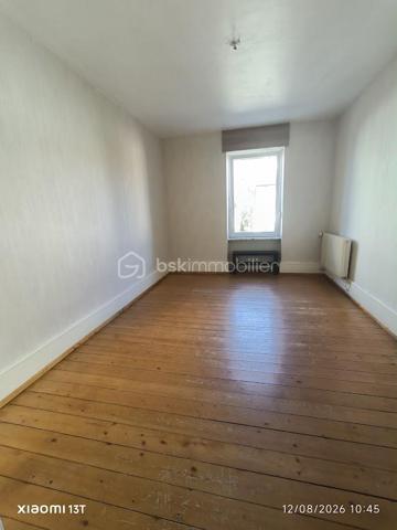 Superbe appartement F5/F6 entièrement rénové – Proche Place Saint-Joseph

Un appartement familial aux beaux volumes, idéal pour le télétravail, à proximité de la gare, du centre-ville et de toutes les commodités !

Idéalement situé à proximité immédiate de la Place Saint-Joseph, découvrez ce magnifique appartement F5/F6 entièrement rénové avec soin, offrant de beaux volumes, une belle luminosité et un agencement particulièrement fonctionnel.

Situé au 1er étage d'une petite copropriété de seulement 4 logements, cet appartement constitue un cadre de vie agréable et confortable, aussi bien pour une famille que pour un couple à la recherche d'espace.

Dès l'entrée, vous découvrirez une cuisine moderne entièrement équipée, ainsi qu'un vaste double salon-séjour, chaleureux et lumineux, idéal pour recevoir famille et amis ou simplement profiter d'un bel espace de vie au quotidien.

Un espace nuit modulable et adapté au télétravail

L'espace nuit se compose de quatre chambres, offrant de nombreuses possibilités d'aménagement.

Deux chambres indépendantes sont situées de part et d'autre du couloir, tandis que deux chambres supplémentaires, disposées en enfilade, peuvent être facilement adaptées selon vos besoins : chambre d'enfant, chambre d'amis, dressing ou bureau.

L'une de ces pièces peut notamment constituer un véritable espace bureau/dressing, particulièrement adapté aux personnes souhaitant travailler régulièrement ou à temps plein en télétravail, avec la possibilité de créer un espace de travail confortable, calme et séparé des pièces de vie.

La salle de bains dispose d'une douche, d'une baignoire et d'un meuble double vasque. Un WC séparé ainsi qu'un espace débarras complètent l'ensemble.

Des annexes pratiques et un agréable espace extérieur

Côté rangement, vous bénéficierez d'un grenier et d'une cave privatifs, offrant des espaces de stockage supplémentaires particulièrement appréciables au quotidien.

À l'arrière du bâtiment, un vaste jardin commun vient compléter les prestations de ce bien. Véritable havre de paix, cet espace verdoyant permet de profiter pleinement des beaux jours, de déjeuner à l'extérieur, de partager un repas en famille ou entre amis, ou tout simplement de se détendre à l'ombre des arbres.

Un emplacement recherché

L'appartement bénéficie également d'une situation particulièrement pratique, à proximité de la gare de Colmar, du centre-ville et de l'ensemble des commodités nécessaires au quotidien : commerces, services, écoles, transports et autres infrastructures.

Vous pourrez ainsi profiter d'un environnement agréable tout en ayant facilement accès au centre-ville et aux principaux points d'intérêt de Colmar.

Un bien rare sur le secteur, réunissant le charme de l'ancien, le confort d'une rénovation récente, de généreux volumes, un espace extérieur agréable et une localisation privilégiée.

À découvrir sans tarder !