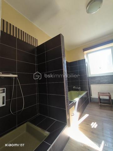 Superbe appartement F5/F6 entièrement rénové – Proche Place Saint-Joseph

Un appartement familial aux beaux volumes, idéal pour le télétravail, à proximité de la gare, du centre-ville et de toutes les commodités !

Idéalement situé à proximité immédiate de la Place Saint-Joseph, découvrez ce magnifique appartement F5/F6 entièrement rénové avec soin, offrant de beaux volumes, une belle luminosité et un agencement particulièrement fonctionnel.

Situé au 1er étage d'une petite copropriété de seulement 4 logements, cet appartement constitue un cadre de vie agréable et confortable, aussi bien pour une famille que pour un couple à la recherche d'espace.

Dès l'entrée, vous découvrirez une cuisine moderne entièrement équipée, ainsi qu'un vaste double salon-séjour, chaleureux et lumineux, idéal pour recevoir famille et amis ou simplement profiter d'un bel espace de vie au quotidien.

Un espace nuit modulable et adapté au télétravail

L'espace nuit se compose de quatre chambres, offrant de nombreuses possibilités d'aménagement.

Deux chambres indépendantes sont situées de part et d'autre du couloir, tandis que deux chambres supplémentaires, disposées en enfilade, peuvent être facilement adaptées selon vos besoins : chambre d'enfant, chambre d'amis, dressing ou bureau.

L'une de ces pièces peut notamment constituer un véritable espace bureau/dressing, particulièrement adapté aux personnes souhaitant travailler régulièrement ou à temps plein en télétravail, avec la possibilité de créer un espace de travail confortable, calme et séparé des pièces de vie.

La salle de bains dispose d'une douche, d'une baignoire et d'un meuble double vasque. Un WC séparé ainsi qu'un espace débarras complètent l'ensemble.

Des annexes pratiques et un agréable espace extérieur

Côté rangement, vous bénéficierez d'un grenier et d'une cave privatifs, offrant des espaces de stockage supplémentaires particulièrement appréciables au quotidien.

À l'arrière du bâtiment, un vaste jardin commun vient compléter les prestations de ce bien. Véritable havre de paix, cet espace verdoyant permet de profiter pleinement des beaux jours, de déjeuner à l'extérieur, de partager un repas en famille ou entre amis, ou tout simplement de se détendre à l'ombre des arbres.

Un emplacement recherché

L'appartement bénéficie également d'une situation particulièrement pratique, à proximité de la gare de Colmar, du centre-ville et de l'ensemble des commodités nécessaires au quotidien : commerces, services, écoles, transports et autres infrastructures.

Vous pourrez ainsi profiter d'un environnement agréable tout en ayant facilement accès au centre-ville et aux principaux points d'intérêt de Colmar.

Un bien rare sur le secteur, réunissant le charme de l'ancien, le confort d'une rénovation récente, de généreux volumes, un espace extérieur agréable et une localisation privilégiée.

À découvrir sans tarder !