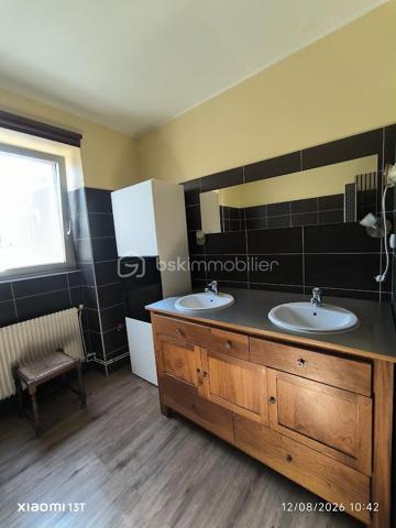 Superbe appartement F5/F6 entièrement rénové – Proche Place Saint-Joseph

Un appartement familial aux beaux volumes, idéal pour le télétravail, à proximité de la gare, du centre-ville et de toutes les commodités !

Idéalement situé à proximité immédiate de la Place Saint-Joseph, découvrez ce magnifique appartement F5/F6 entièrement rénové avec soin, offrant de beaux volumes, une belle luminosité et un agencement particulièrement fonctionnel.

Situé au 1er étage d'une petite copropriété de seulement 4 logements, cet appartement constitue un cadre de vie agréable et confortable, aussi bien pour une famille que pour un couple à la recherche d'espace.

Dès l'entrée, vous découvrirez une cuisine moderne entièrement équipée, ainsi qu'un vaste double salon-séjour, chaleureux et lumineux, idéal pour recevoir famille et amis ou simplement profiter d'un bel espace de vie au quotidien.

Un espace nuit modulable et adapté au télétravail

L'espace nuit se compose de quatre chambres, offrant de nombreuses possibilités d'aménagement.

Deux chambres indépendantes sont situées de part et d'autre du couloir, tandis que deux chambres supplémentaires, disposées en enfilade, peuvent être facilement adaptées selon vos besoins : chambre d'enfant, chambre d'amis, dressing ou bureau.

L'une de ces pièces peut notamment constituer un véritable espace bureau/dressing, particulièrement adapté aux personnes souhaitant travailler régulièrement ou à temps plein en télétravail, avec la possibilité de créer un espace de travail confortable, calme et séparé des pièces de vie.

La salle de bains dispose d'une douche, d'une baignoire et d'un meuble double vasque. Un WC séparé ainsi qu'un espace débarras complètent l'ensemble.

Des annexes pratiques et un agréable espace extérieur

Côté rangement, vous bénéficierez d'un grenier et d'une cave privatifs, offrant des espaces de stockage supplémentaires particulièrement appréciables au quotidien.

À l'arrière du bâtiment, un vaste jardin commun vient compléter les prestations de ce bien. Véritable havre de paix, cet espace verdoyant permet de profiter pleinement des beaux jours, de déjeuner à l'extérieur, de partager un repas en famille ou entre amis, ou tout simplement de se détendre à l'ombre des arbres.

Un emplacement recherché

L'appartement bénéficie également d'une situation particulièrement pratique, à proximité de la gare de Colmar, du centre-ville et de l'ensemble des commodités nécessaires au quotidien : commerces, services, écoles, transports et autres infrastructures.

Vous pourrez ainsi profiter d'un environnement agréable tout en ayant facilement accès au centre-ville et aux principaux points d'intérêt de Colmar.

Un bien rare sur le secteur, réunissant le charme de l'ancien, le confort d'une rénovation récente, de généreux volumes, un espace extérieur agréable et une localisation privilégiée.

À découvrir sans tarder !
