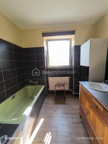 Superbe appartement F5/F6 entièrement rénové – Proche Place Saint-Joseph

Un appartement familial aux beaux volumes, idéal pour le télétravail, à proximité de la gare, du centre-ville et de toutes les commodités !

Idéalement situé à proximité immédiate de la Place Saint-Joseph, découvrez ce magnifique appartement F5/F6 entièrement rénové avec soin, offrant de beaux volumes, une belle luminosité et un agencement particulièrement fonctionnel.

Situé au 1er étage d'une petite copropriété de seulement 4 logements, cet appartement constitue un cadre de vie agréable et confortable, aussi bien pour une famille que pour un couple à la recherche d'espace.

Dès l'entrée, vous découvrirez une cuisine moderne entièrement équipée, ainsi qu'un vaste double salon-séjour, chaleureux et lumineux, idéal pour recevoir famille et amis ou simplement profiter d'un bel espace de vie au quotidien.

Un espace nuit modulable et adapté au télétravail

L'espace nuit se compose de quatre chambres, offrant de nombreuses possibilités d'aménagement.

Deux chambres indépendantes sont situées de part et d'autre du couloir, tandis que deux chambres supplémentaires, disposées en enfilade, peuvent être facilement adaptées selon vos besoins : chambre d'enfant, chambre d'amis, dressing ou bureau.

L'une de ces pièces peut notamment constituer un véritable espace bureau/dressing, particulièrement adapté aux personnes souhaitant travailler régulièrement ou à temps plein en télétravail, avec la possibilité de créer un espace de travail confortable, calme et séparé des pièces de vie.

La salle de bains dispose d'une douche, d'une baignoire et d'un meuble double vasque. Un WC séparé ainsi qu'un espace débarras complètent l'ensemble.

Des annexes pratiques et un agréable espace extérieur

Côté rangement, vous bénéficierez d'un grenier et d'une cave privatifs, offrant des espaces de stockage supplémentaires particulièrement appréciables au quotidien.

À l'arrière du bâtiment, un vaste jardin commun vient compléter les prestations de ce bien. Véritable havre de paix, cet espace verdoyant permet de profiter pleinement des beaux jours, de déjeuner à l'extérieur, de partager un repas en famille ou entre amis, ou tout simplement de se détendre à l'ombre des arbres.

Un emplacement recherché

L'appartement bénéficie également d'une situation particulièrement pratique, à proximité de la gare de Colmar, du centre-ville et de l'ensemble des commodités nécessaires au quotidien : commerces, services, écoles, transports et autres infrastructures.

Vous pourrez ainsi profiter d'un environnement agréable tout en ayant facilement accès au centre-ville et aux principaux points d'intérêt de Colmar.

Un bien rare sur le secteur, réunissant le charme de l'ancien, le confort d'une rénovation récente, de généreux volumes, un espace extérieur agréable et une localisation privilégiée.

À découvrir sans tarder !