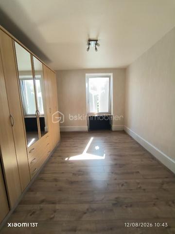 Superbe appartement F5/F6 entièrement rénové – Proche Place Saint-Joseph

Un appartement familial aux beaux volumes, idéal pour le télétravail, à proximité de la gare, du centre-ville et de toutes les commodités !

Idéalement situé à proximité immédiate de la Place Saint-Joseph, découvrez ce magnifique appartement F5/F6 entièrement rénové avec soin, offrant de beaux volumes, une belle luminosité et un agencement particulièrement fonctionnel.

Situé au 1er étage d'une petite copropriété de seulement 4 logements, cet appartement constitue un cadre de vie agréable et confortable, aussi bien pour une famille que pour un couple à la recherche d'espace.

Dès l'entrée, vous découvrirez une cuisine moderne entièrement équipée, ainsi qu'un vaste double salon-séjour, chaleureux et lumineux, idéal pour recevoir famille et amis ou simplement profiter d'un bel espace de vie au quotidien.

Un espace nuit modulable et adapté au télétravail

L'espace nuit se compose de quatre chambres, offrant de nombreuses possibilités d'aménagement.

Deux chambres indépendantes sont situées de part et d'autre du couloir, tandis que deux chambres supplémentaires, disposées en enfilade, peuvent être facilement adaptées selon vos besoins : chambre d'enfant, chambre d'amis, dressing ou bureau.

L'une de ces pièces peut notamment constituer un véritable espace bureau/dressing, particulièrement adapté aux personnes souhaitant travailler régulièrement ou à temps plein en télétravail, avec la possibilité de créer un espace de travail confortable, calme et séparé des pièces de vie.

La salle de bains dispose d'une douche, d'une baignoire et d'un meuble double vasque. Un WC séparé ainsi qu'un espace débarras complètent l'ensemble.

Des annexes pratiques et un agréable espace extérieur

Côté rangement, vous bénéficierez d'un grenier et d'une cave privatifs, offrant des espaces de stockage supplémentaires particulièrement appréciables au quotidien.

À l'arrière du bâtiment, un vaste jardin commun vient compléter les prestations de ce bien. Véritable havre de paix, cet espace verdoyant permet de profiter pleinement des beaux jours, de déjeuner à l'extérieur, de partager un repas en famille ou entre amis, ou tout simplement de se détendre à l'ombre des arbres.

Un emplacement recherché

L'appartement bénéficie également d'une situation particulièrement pratique, à proximité de la gare de Colmar, du centre-ville et de l'ensemble des commodités nécessaires au quotidien : commerces, services, écoles, transports et autres infrastructures.

Vous pourrez ainsi profiter d'un environnement agréable tout en ayant facilement accès au centre-ville et aux principaux points d'intérêt de Colmar.

Un bien rare sur le secteur, réunissant le charme de l'ancien, le confort d'une rénovation récente, de généreux volumes, un espace extérieur agréable et une localisation privilégiée.

À découvrir sans tarder !