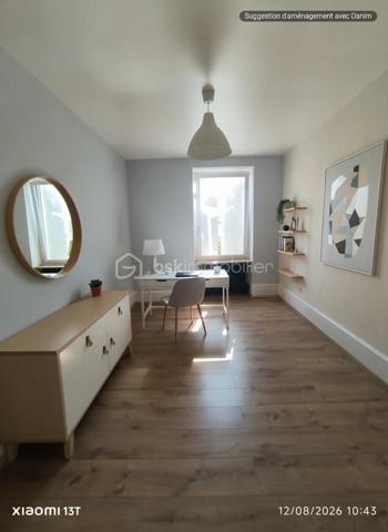 Superbe appartement F5/F6 entièrement rénové – Proche Place Saint-Joseph

Un appartement familial aux beaux volumes, idéal pour le télétravail, à proximité de la gare, du centre-ville et de toutes les commodités !

Idéalement situé à proximité immédiate de la Place Saint-Joseph, découvrez ce magnifique appartement F5/F6 entièrement rénové avec soin, offrant de beaux volumes, une belle luminosité et un agencement particulièrement fonctionnel.

Situé au 1er étage d'une petite copropriété de seulement 4 logements, cet appartement constitue un cadre de vie agréable et confortable, aussi bien pour une famille que pour un couple à la recherche d'espace.

Dès l'entrée, vous découvrirez une cuisine moderne entièrement équipée, ainsi qu'un vaste double salon-séjour, chaleureux et lumineux, idéal pour recevoir famille et amis ou simplement profiter d'un bel espace de vie au quotidien.

Un espace nuit modulable et adapté au télétravail

L'espace nuit se compose de quatre chambres, offrant de nombreuses possibilités d'aménagement.

Deux chambres indépendantes sont situées de part et d'autre du couloir, tandis que deux chambres supplémentaires, disposées en enfilade, peuvent être facilement adaptées selon vos besoins : chambre d'enfant, chambre d'amis, dressing ou bureau.

L'une de ces pièces peut notamment constituer un véritable espace bureau/dressing, particulièrement adapté aux personnes souhaitant travailler régulièrement ou à temps plein en télétravail, avec la possibilité de créer un espace de travail confortable, calme et séparé des pièces de vie.

La salle de bains dispose d'une douche, d'une baignoire et d'un meuble double vasque. Un WC séparé ainsi qu'un espace débarras complètent l'ensemble.

Des annexes pratiques et un agréable espace extérieur

Côté rangement, vous bénéficierez d'un grenier et d'une cave privatifs, offrant des espaces de stockage supplémentaires particulièrement appréciables au quotidien.

À l'arrière du bâtiment, un vaste jardin commun vient compléter les prestations de ce bien. Véritable havre de paix, cet espace verdoyant permet de profiter pleinement des beaux jours, de déjeuner à l'extérieur, de partager un repas en famille ou entre amis, ou tout simplement de se détendre à l'ombre des arbres.

Un emplacement recherché

L'appartement bénéficie également d'une situation particulièrement pratique, à proximité de la gare de Colmar, du centre-ville et de l'ensemble des commodités nécessaires au quotidien : commerces, services, écoles, transports et autres infrastructures.

Vous pourrez ainsi profiter d'un environnement agréable tout en ayant facilement accès au centre-ville et aux principaux points d'intérêt de Colmar.

Un bien rare sur le secteur, réunissant le charme de l'ancien, le confort d'une rénovation récente, de généreux volumes, un espace extérieur agréable et une localisation privilégiée.

À découvrir sans tarder !