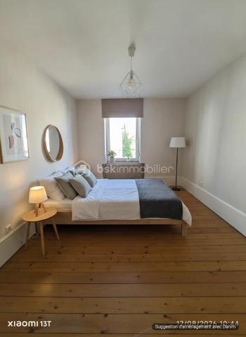 Superbe appartement F5/F6 entièrement rénové – Proche Place Saint-Joseph

Un appartement familial aux beaux volumes, idéal pour le télétravail, à proximité de la gare, du centre-ville et de toutes les commodités !

Idéalement situé à proximité immédiate de la Place Saint-Joseph, découvrez ce magnifique appartement F5/F6 entièrement rénové avec soin, offrant de beaux volumes, une belle luminosité et un agencement particulièrement fonctionnel.

Situé au 1er étage d'une petite copropriété de seulement 4 logements, cet appartement constitue un cadre de vie agréable et confortable, aussi bien pour une famille que pour un couple à la recherche d'espace.

Dès l'entrée, vous découvrirez une cuisine moderne entièrement équipée, ainsi qu'un vaste double salon-séjour, chaleureux et lumineux, idéal pour recevoir famille et amis ou simplement profiter d'un bel espace de vie au quotidien.

Un espace nuit modulable et adapté au télétravail

L'espace nuit se compose de quatre chambres, offrant de nombreuses possibilités d'aménagement.

Deux chambres indépendantes sont situées de part et d'autre du couloir, tandis que deux chambres supplémentaires, disposées en enfilade, peuvent être facilement adaptées selon vos besoins : chambre d'enfant, chambre d'amis, dressing ou bureau.

L'une de ces pièces peut notamment constituer un véritable espace bureau/dressing, particulièrement adapté aux personnes souhaitant travailler régulièrement ou à temps plein en télétravail, avec la possibilité de créer un espace de travail confortable, calme et séparé des pièces de vie.

La salle de bains dispose d'une douche, d'une baignoire et d'un meuble double vasque. Un WC séparé ainsi qu'un espace débarras complètent l'ensemble.

Des annexes pratiques et un agréable espace extérieur

Côté rangement, vous bénéficierez d'un grenier et d'une cave privatifs, offrant des espaces de stockage supplémentaires particulièrement appréciables au quotidien.

À l'arrière du bâtiment, un vaste jardin commun vient compléter les prestations de ce bien. Véritable havre de paix, cet espace verdoyant permet de profiter pleinement des beaux jours, de déjeuner à l'extérieur, de partager un repas en famille ou entre amis, ou tout simplement de se détendre à l'ombre des arbres.

Un emplacement recherché

L'appartement bénéficie également d'une situation particulièrement pratique, à proximité de la gare de Colmar, du centre-ville et de l'ensemble des commodités nécessaires au quotidien : commerces, services, écoles, transports et autres infrastructures.

Vous pourrez ainsi profiter d'un environnement agréable tout en ayant facilement accès au centre-ville et aux principaux points d'intérêt de Colmar.

Un bien rare sur le secteur, réunissant le charme de l'ancien, le confort d'une rénovation récente, de généreux volumes, un espace extérieur agréable et une localisation privilégiée.

À découvrir sans tarder !