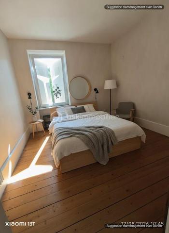 Superbe appartement F5/F6 entièrement rénové – Proche Place Saint-Joseph

Un appartement familial aux beaux volumes, idéal pour le télétravail, à proximité de la gare, du centre-ville et de toutes les commodités !

Idéalement situé à proximité immédiate de la Place Saint-Joseph, découvrez ce magnifique appartement F5/F6 entièrement rénové avec soin, offrant de beaux volumes, une belle luminosité et un agencement particulièrement fonctionnel.

Situé au 1er étage d'une petite copropriété de seulement 4 logements, cet appartement constitue un cadre de vie agréable et confortable, aussi bien pour une famille que pour un couple à la recherche d'espace.

Dès l'entrée, vous découvrirez une cuisine moderne entièrement équipée, ainsi qu'un vaste double salon-séjour, chaleureux et lumineux, idéal pour recevoir famille et amis ou simplement profiter d'un bel espace de vie au quotidien.

Un espace nuit modulable et adapté au télétravail

L'espace nuit se compose de quatre chambres, offrant de nombreuses possibilités d'aménagement.

Deux chambres indépendantes sont situées de part et d'autre du couloir, tandis que deux chambres supplémentaires, disposées en enfilade, peuvent être facilement adaptées selon vos besoins : chambre d'enfant, chambre d'amis, dressing ou bureau.

L'une de ces pièces peut notamment constituer un véritable espace bureau/dressing, particulièrement adapté aux personnes souhaitant travailler régulièrement ou à temps plein en télétravail, avec la possibilité de créer un espace de travail confortable, calme et séparé des pièces de vie.

La salle de bains dispose d'une douche, d'une baignoire et d'un meuble double vasque. Un WC séparé ainsi qu'un espace débarras complètent l'ensemble.

Des annexes pratiques et un agréable espace extérieur

Côté rangement, vous bénéficierez d'un grenier et d'une cave privatifs, offrant des espaces de stockage supplémentaires particulièrement appréciables au quotidien.

À l'arrière du bâtiment, un vaste jardin commun vient compléter les prestations de ce bien. Véritable havre de paix, cet espace verdoyant permet de profiter pleinement des beaux jours, de déjeuner à l'extérieur, de partager un repas en famille ou entre amis, ou tout simplement de se détendre à l'ombre des arbres.

Un emplacement recherché

L'appartement bénéficie également d'une situation particulièrement pratique, à proximité de la gare de Colmar, du centre-ville et de l'ensemble des commodités nécessaires au quotidien : commerces, services, écoles, transports et autres infrastructures.

Vous pourrez ainsi profiter d'un environnement agréable tout en ayant facilement accès au centre-ville et aux principaux points d'intérêt de Colmar.

Un bien rare sur le secteur, réunissant le charme de l'ancien, le confort d'une rénovation récente, de généreux volumes, un espace extérieur agréable et une localisation privilégiée.

À découvrir sans tarder !